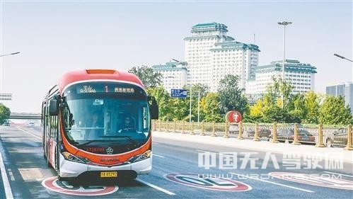 裝有主動安全預警系統的新能源公交車行駛在北京長安街上