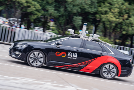 商湯科技自動(dòng)駕駛汽車駛?cè)胝憬徊?huì)，展示未來(lái)智慧出行體驗(yàn)