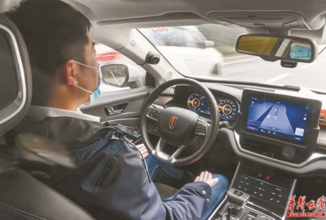 無人駕駛出租車恢復(fù)試乘