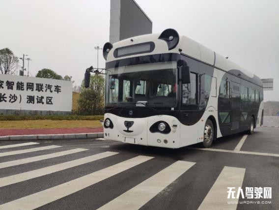 深蘭科技熊貓智能公交車獲長沙智能網(wǎng)聯(lián)汽車牌照