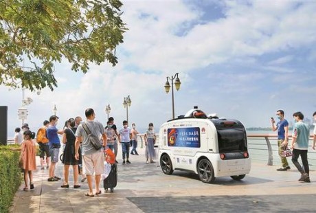 5G無(wú)人駕駛警務(wù)車亮相深圳灣公園