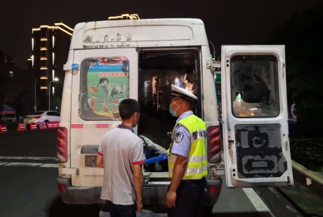手剎未拉緊小客車驚現“無人駕駛 ”，輔警緊急飛身救場
